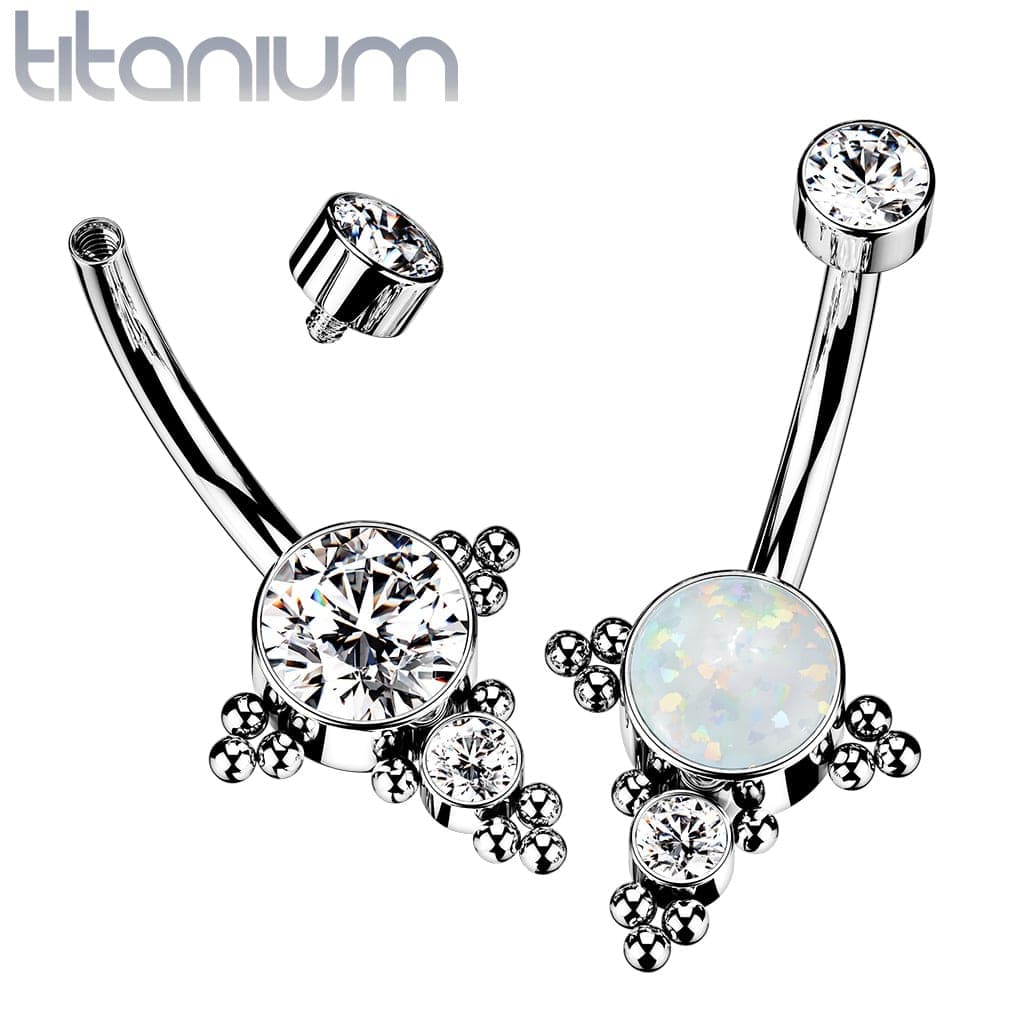 Titanium navelpiercing met opaal/CZ en tros van CZ trosjes