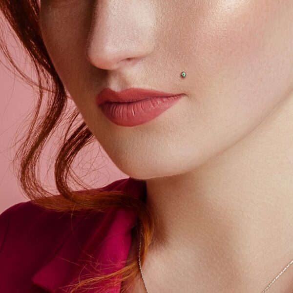 Intern geschroefde labret piercing van titanium in verschillende kleuren met kristal - Afbeelding 3