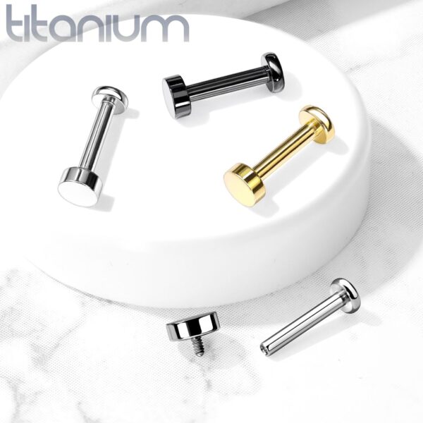 Intern geschroefde labret piercing van titanium met platte ronde top - Afbeelding 4