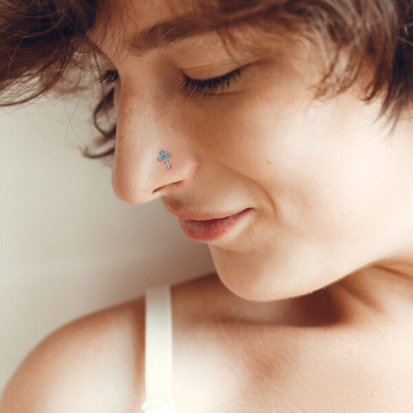 Neus stud piercing met kruis top met CZ steentjes - Afbeelding 4