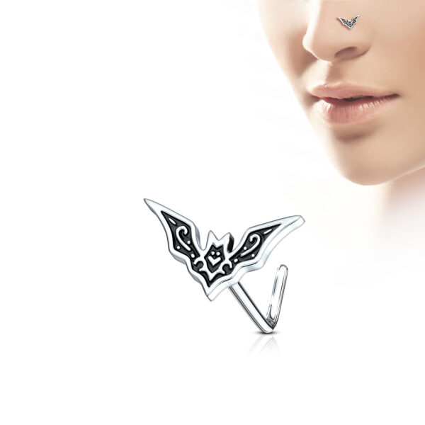 Neus stud piercing met vleermuis top