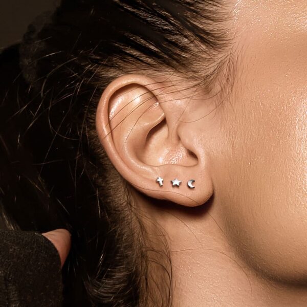 Intern geschroefde labret piercing van titanium met plat kruisje - Afbeelding 4