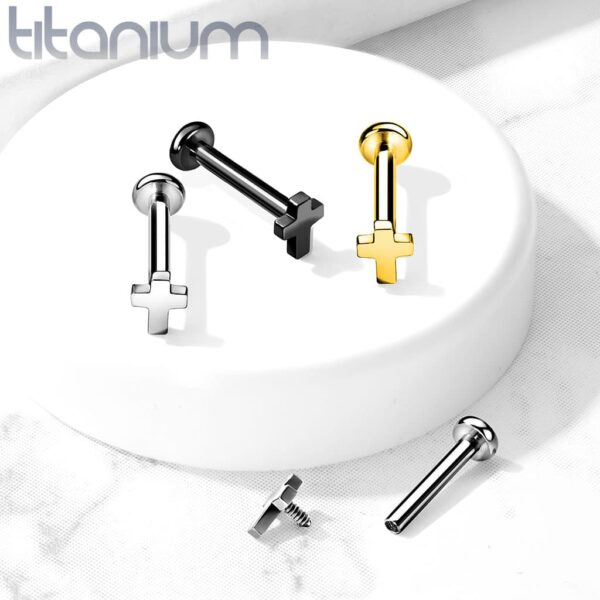 Intern geschroefde labret piercing van titanium met plat kruisje - Afbeelding 5