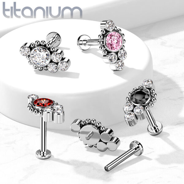 Titanium intern geschroefde labret piercing met balletjes en CZ cluster steentjes - Afbeelding 4