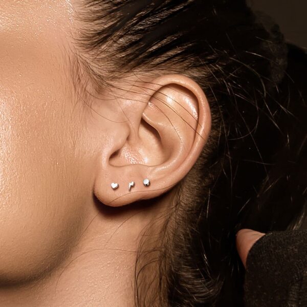Intern geschroefde labret piercing van titanium met hartje - Afbeelding 4