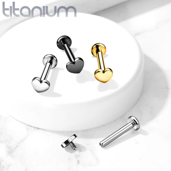 Intern geschroefde labret piercing van titanium met hartje - Afbeelding 5
