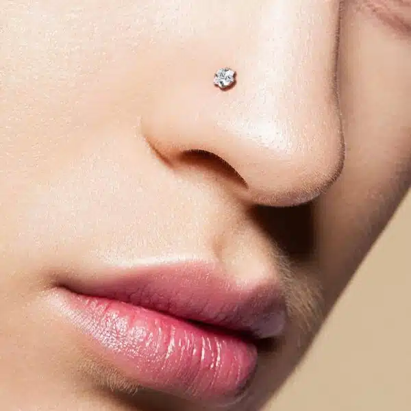 Titanium neus stud piercing met helder vierkant prong-set - Afbeelding 3