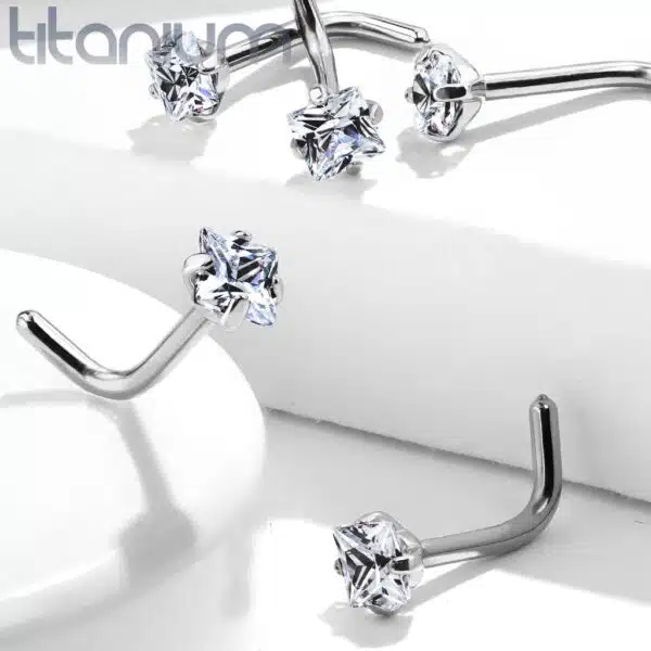 Titanium neus stud piercing met helder vierkant prong-set - Afbeelding 4