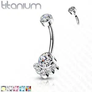Titanium navelpiercing met tros van CZ stenen intern geschroefd