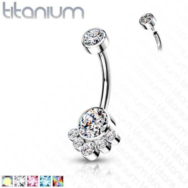 Titanium navelpiercing met tros van CZ stenen intern geschroefd