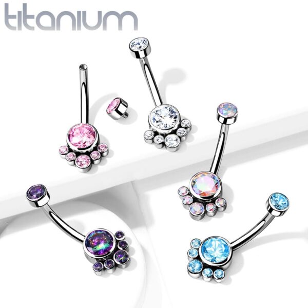 Titanium navelpiercing met tros van CZ stenen intern geschroefd - Afbeelding 5
