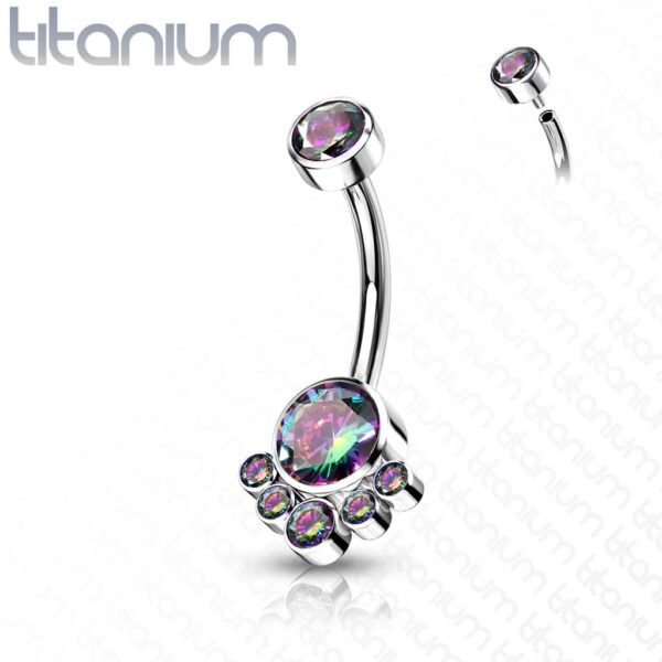 Titanium navelpiercing met tros van CZ stenen intern geschroefd - Afbeelding 10