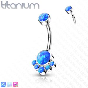 Titanium navelpiercing met tros van opaal stenen intern geschroefd
