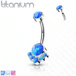 Titanium navelpiercing met tros van opaal stenen intern geschroefd