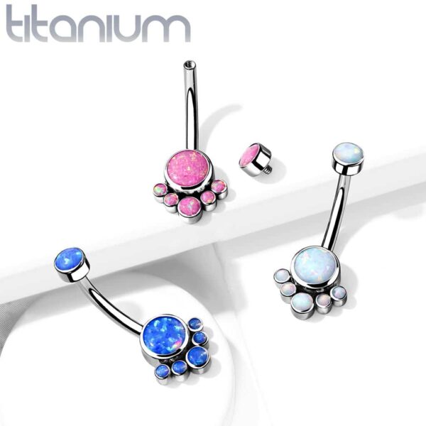 Titanium navelpiercing met tros van opaal stenen intern geschroefd - Afbeelding 5