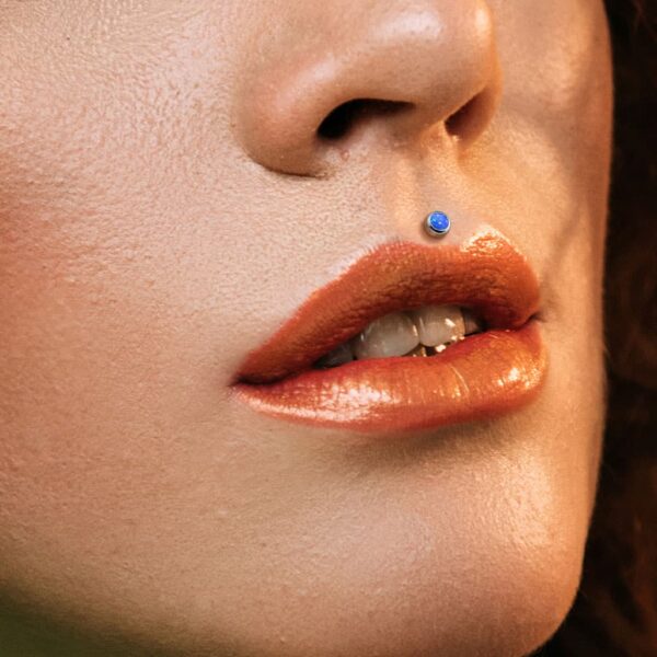 Intern geschroefde labret piercing van titanium met opaal steen in verschillende kleuren - Afbeelding 4
