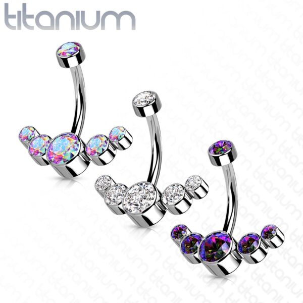 Titanium navelpiercing met curve van 5 CZ stenen intern geschroefd - Afbeelding 3