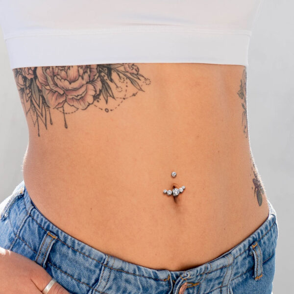 Titanium navelpiercing met curve van 5 CZ stenen intern geschroefd - Afbeelding 4