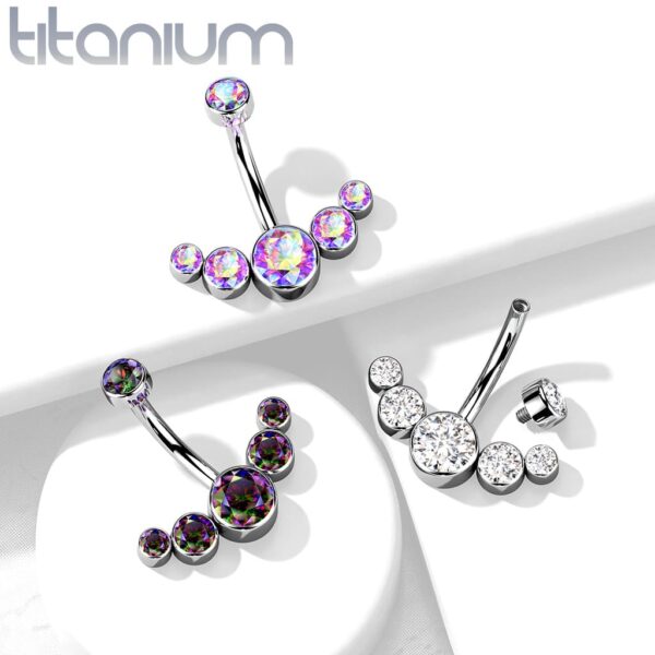 Titanium navelpiercing met curve van 5 CZ stenen intern geschroefd - Afbeelding 5