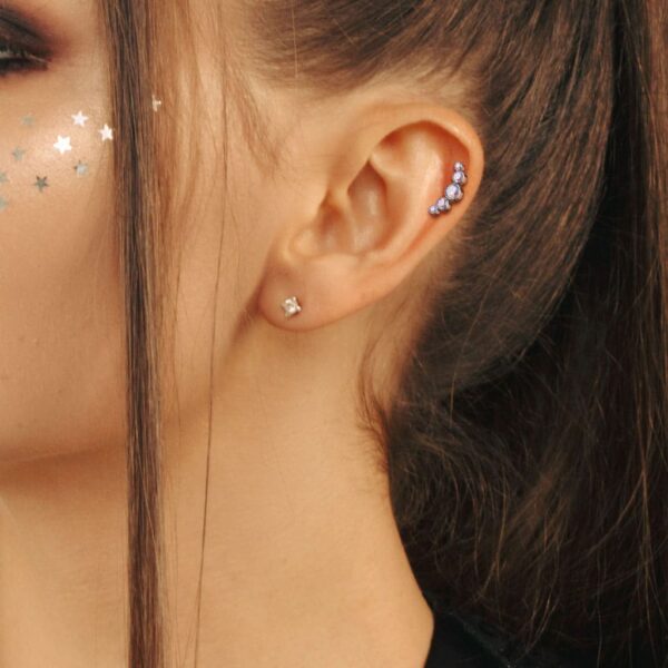 Intern geschroefde labret piercing van titanium met 5 CZ stenen top - Afbeelding 3