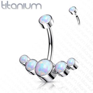 Titanium navelpiercing met curve van 5 opaal stenen intern geschroefd