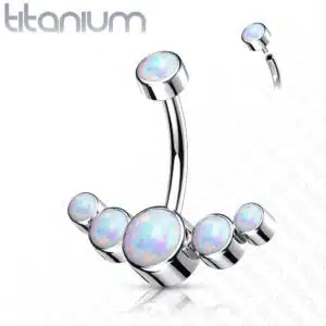 Titanium navelpiercing met curve van 5 opaal stenen intern geschroefd