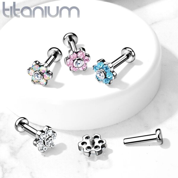 Intern geschroefde labret piercing van titanium met bloemetje met CZ stenen - Afbeelding 4