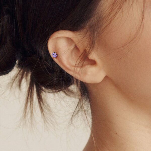 Intern geschroefde labret piercing van titanium met bloemetje met opaal stenen - Afbeelding 3