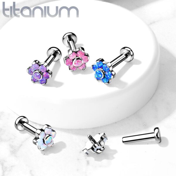 Intern geschroefde labret piercing van titanium met bloemetje met opaal stenen - Afbeelding 4