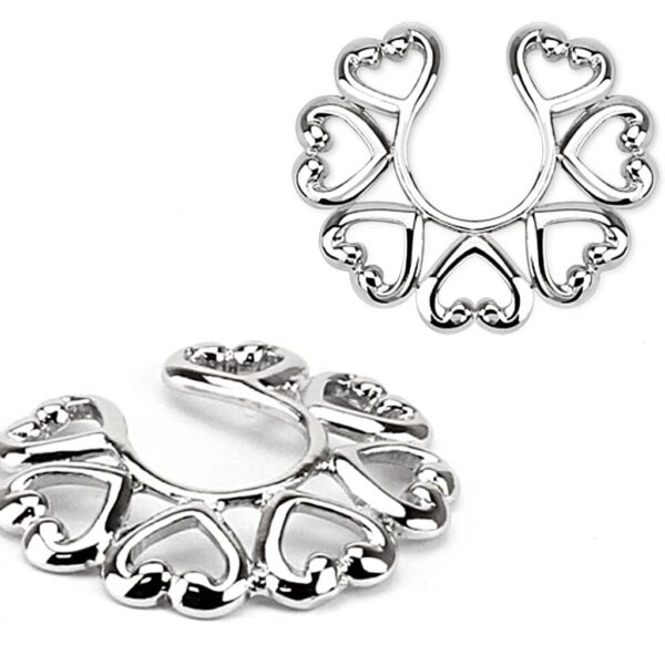 Fake clip-on tepelpiercing met rondom vintage hartjes zilverkleurig