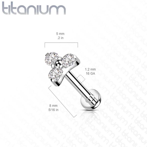 Intern geschroefde labret piercing van titanium met 3 heldere CZ steentjes - Afbeelding 2