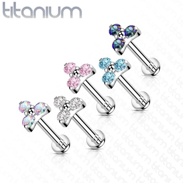 Intern geschroefde labret piercing van titanium met 3 heldere CZ steentjes - Afbeelding 3