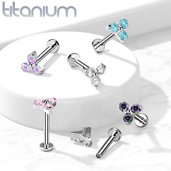 Intern geschroefde labret piercing van titanium met 3 heldere CZ steentjes - Afbeelding 4