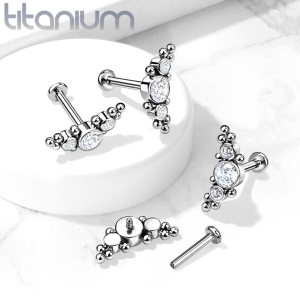 Intern geschroefde labret piercing van titanium met 3 cz steentjes en balletjes - Afbeelding 4