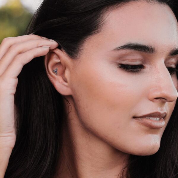 Intern geschroefde labret piercing van titanium met heldere cz steen en balletjes - Afbeelding 4