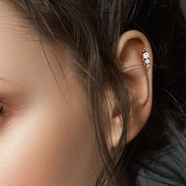 Titanium labret piercing  met aflopende heldere cz steentjes en balletjes - Afbeelding 3