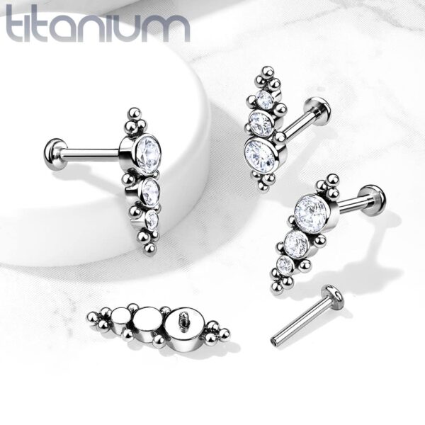 Titanium labret piercing  met aflopende heldere cz steentjes en balletjes - Afbeelding 4
