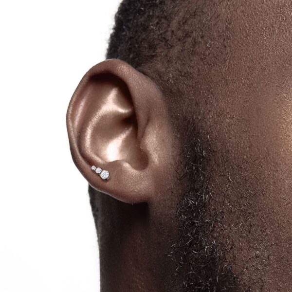 Titanium labret piercing  met 3 aflopende cz steentjes - Afbeelding 3