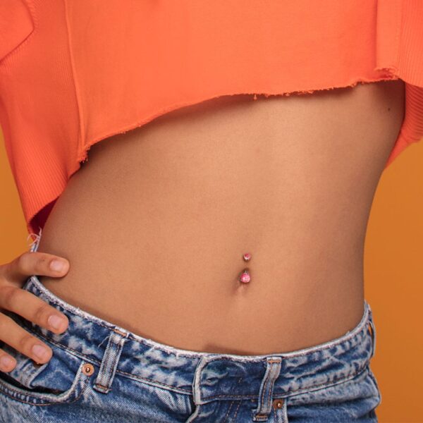 Titanium navelpiercing intern geschroefd met dubbel opaal prong-set - Afbeelding 4