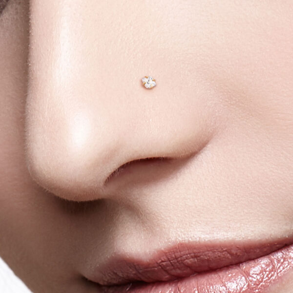 Neus screw piercing met helder vierkant CZ prong-set - Afbeelding 8