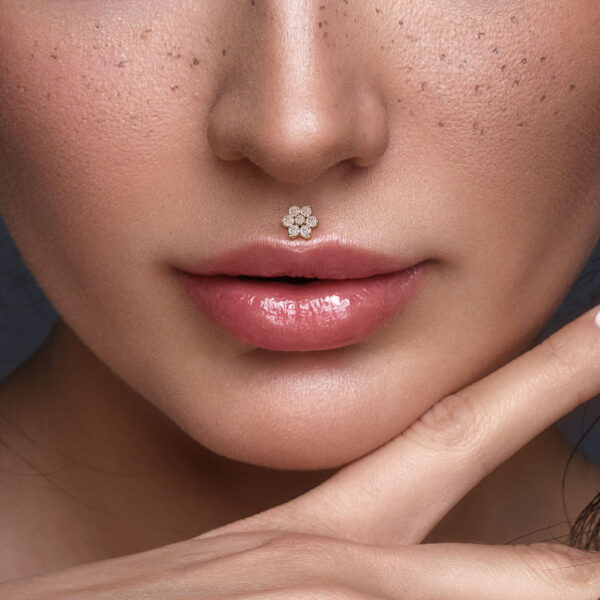 Intern geschroefde labret piercing van titanium met bloemetje met cz-steentjes - Afbeelding 4