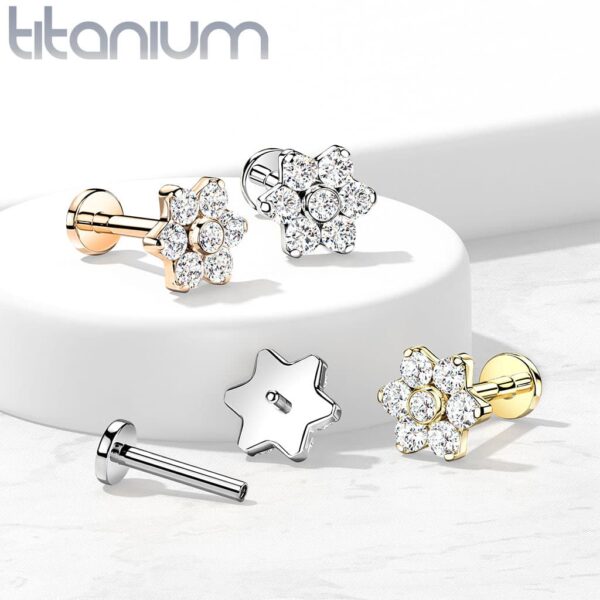 Intern geschroefde labret piercing van titanium met bloemetje met cz-steentjes - Afbeelding 5