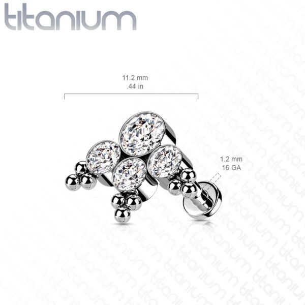 Intern geschroefde labret piercing van titanium met 3 heldere cz steen en balletjes - Afbeelding 2