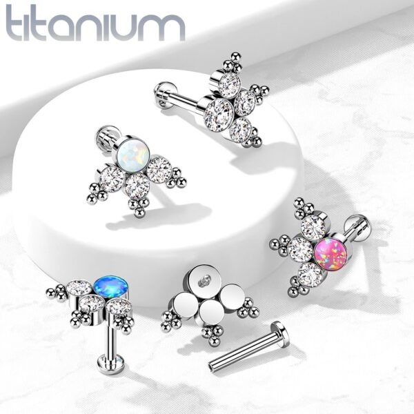 Intern geschroefde labret piercing van titanium met 3 heldere cz steen en balletjes - Afbeelding 4
