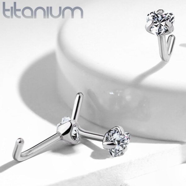 Titanium neus stud piercing met helder hartje prong-set - Afbeelding 4