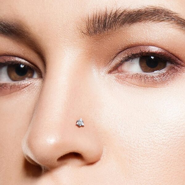 Titanium neus stud piercing met helder driehoekig prong-set - Afbeelding 3