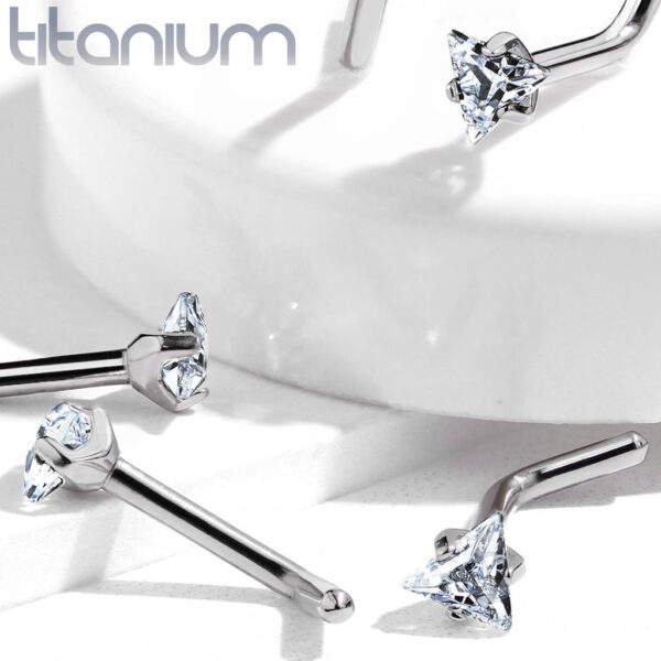 Titanium neus stud piercing met helder driehoekig prong-set - Afbeelding 4