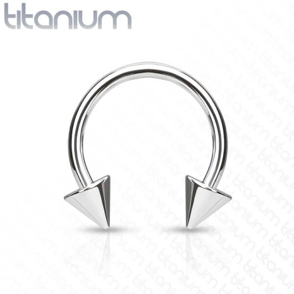Circular barbell van titanium met spikes