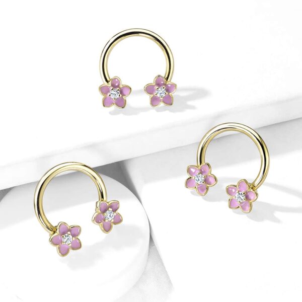 Circular barbell met goudkleur coating en bloem en roze CZ steentjes - Afbeelding 4