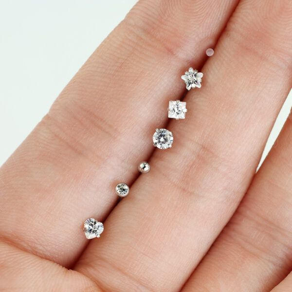 Set van 7 verschillende neus stud piercings in een doorzichtig doosje - Afbeelding 3